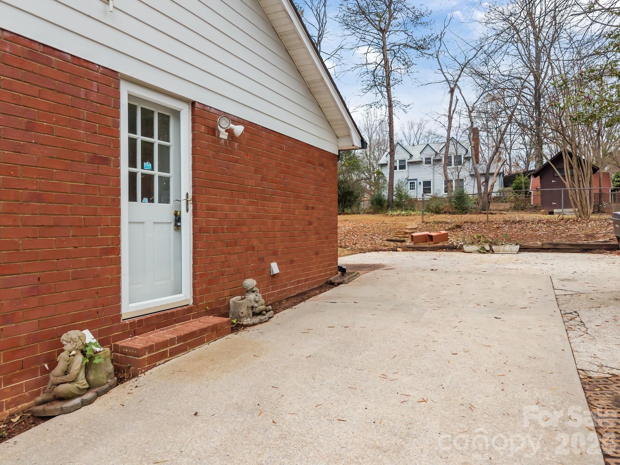 1045 S Magnolia Street