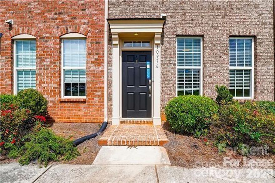 Beautiful 2 bedroom, 2.5 bathroom brick townhouse available for rent in Ballantyne area. Hardwood flooring all over  the main floor. Kitchen has granite countertops and SS appliances.
Excellent location, walkable to different stores. Washer and dryer included. Huge common space in front of the house.