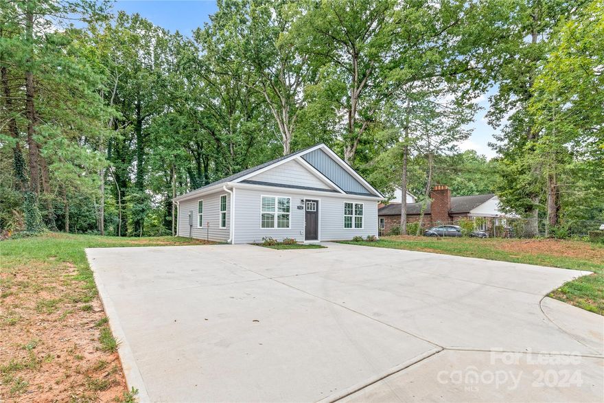 Adorable, practically brand-new construction home with fantastic convenience.  Walking distance to grocery stores, dining options, and Starbucks.  Located in the heart of Shelby, with everything you could need at your fingertips.
Charming open floor plan home with luxurious modern features including stainless steel appliances, white shaker cabinets, and quartz counter tops.  Extra-large kitchen flows seamlessly into the living area perfect for entertaining and enjoying the sunny layout.
Modern features extend to the spacious bathroom and bedrooms with high-end fixtures, spacious closets, and plush carpeting in the bedrooms.
Property includes in unit washer/dryer hookups, and a large driveway to make parking a breeze.
Schedule your tour today!