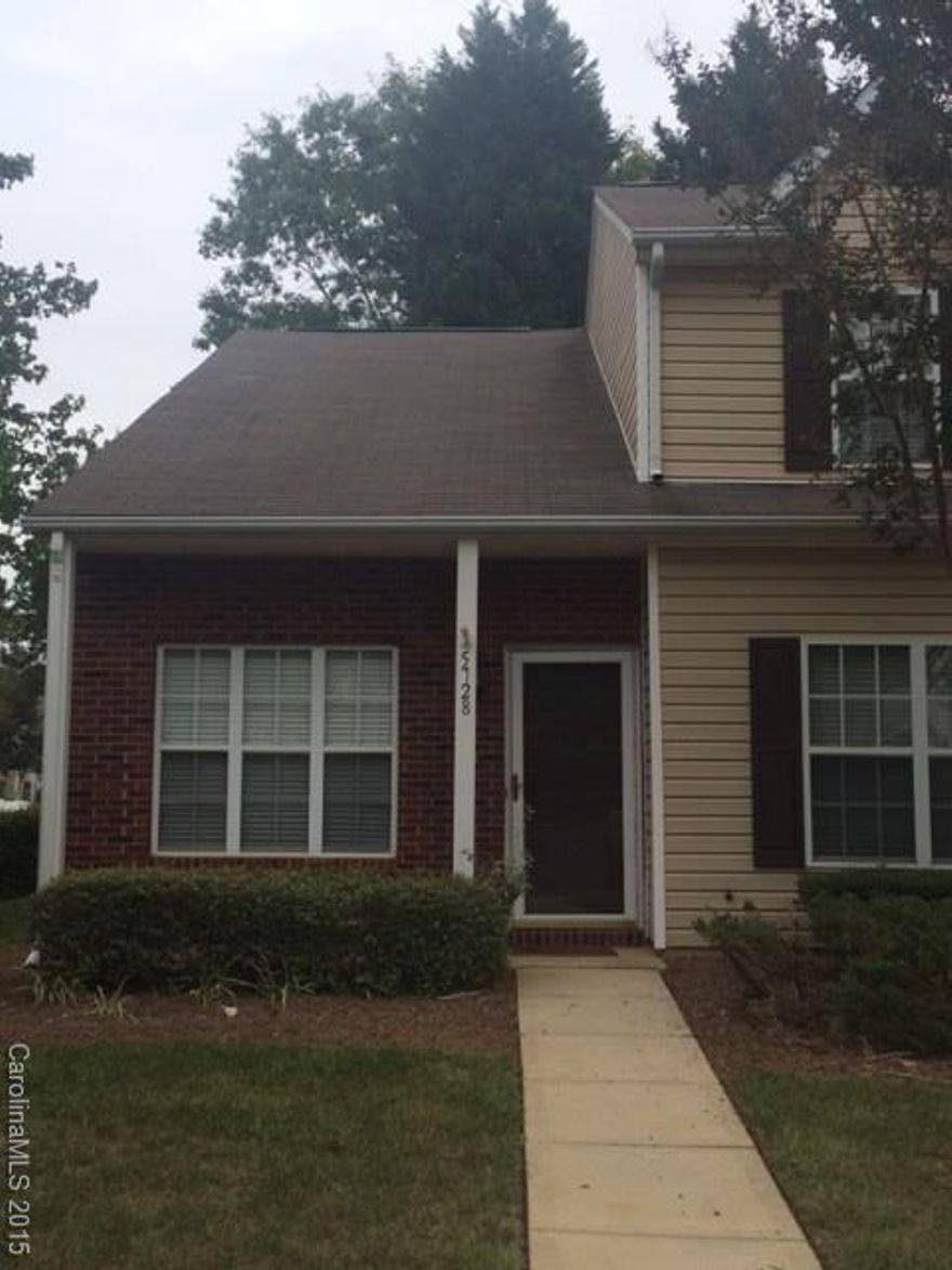 End unit townhome in Huntington Ridge. Upon entering 2 story ceilings, gas fireplace and neutral tones greet you. The master bedroom is located on the main level and has large full bathroom complete with dual vanity, updated fixtures and laundry area incl washer/dryer. The eatin kitchen includes all modern appliances, pantry and lots of cabinet space. Upstairs bedroom has large closet and loft overlooking great room (doubles at playroom or bedroom/ofc). Community pool, water/sewer all included.