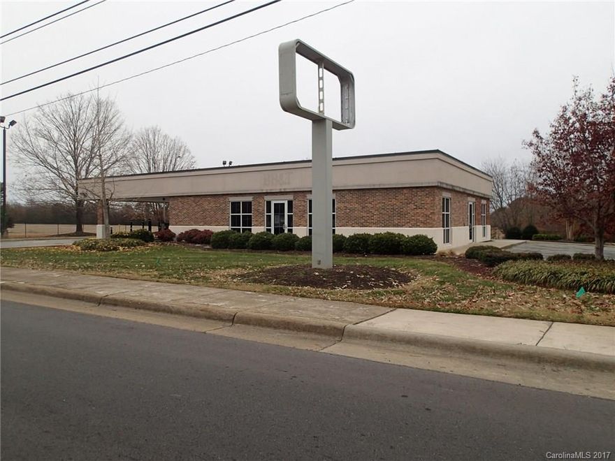Former Retail Banking Location convenient to Lawndale, Fallston, Shelby and eastern Rutherford County. Property can easily accommodate a variety of retail, professional and/or personal services with ample parking, drive-in window access and easily accessible to the growing area of this region centrally located between Charlotte,NC and Asheville, NC.