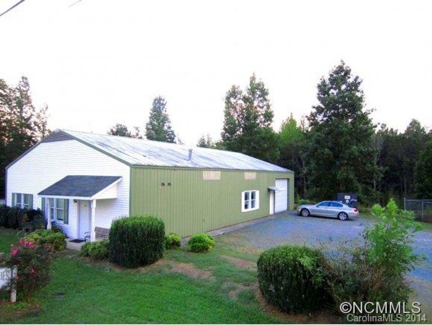 Fantastic Business Location! Large Metal Building, 2720 SqFt, Offices & Shop Space, Perfect For Service Business, Car Repair, Machine Shop, Retail, etc.