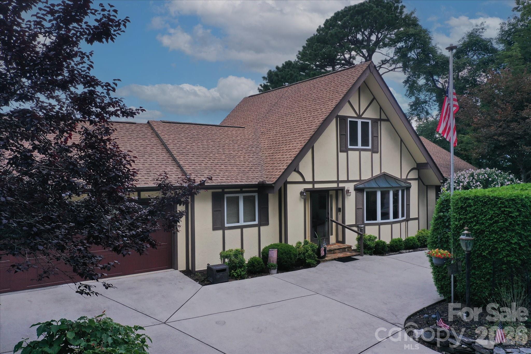 2484 Connestee Trail