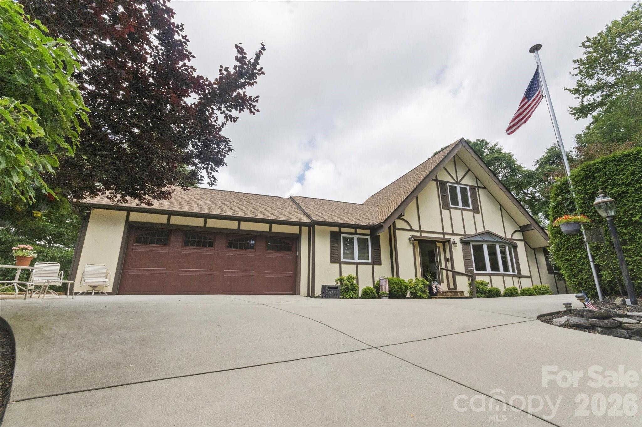2484 Connestee Trail