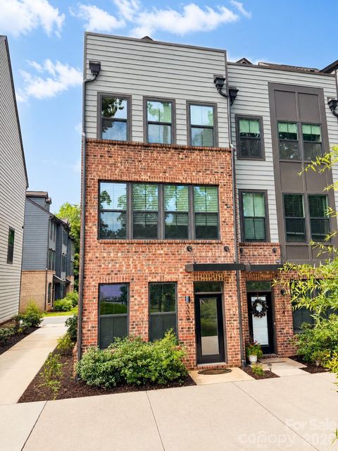 Photo of 300 Twinflower Lane, Charlotte, NC 28205 (MLS # 4386906)