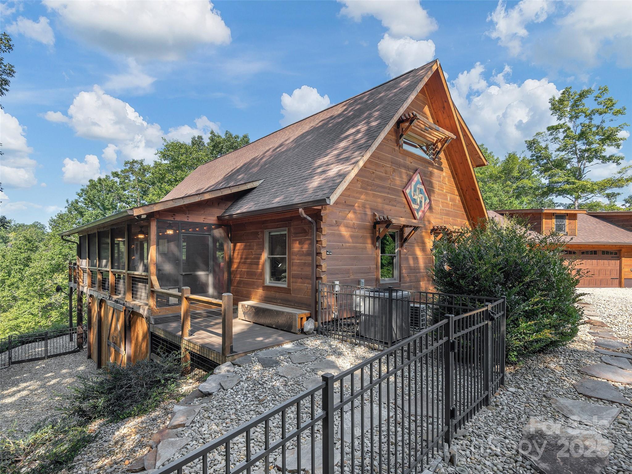 1439 Mountain Parkway