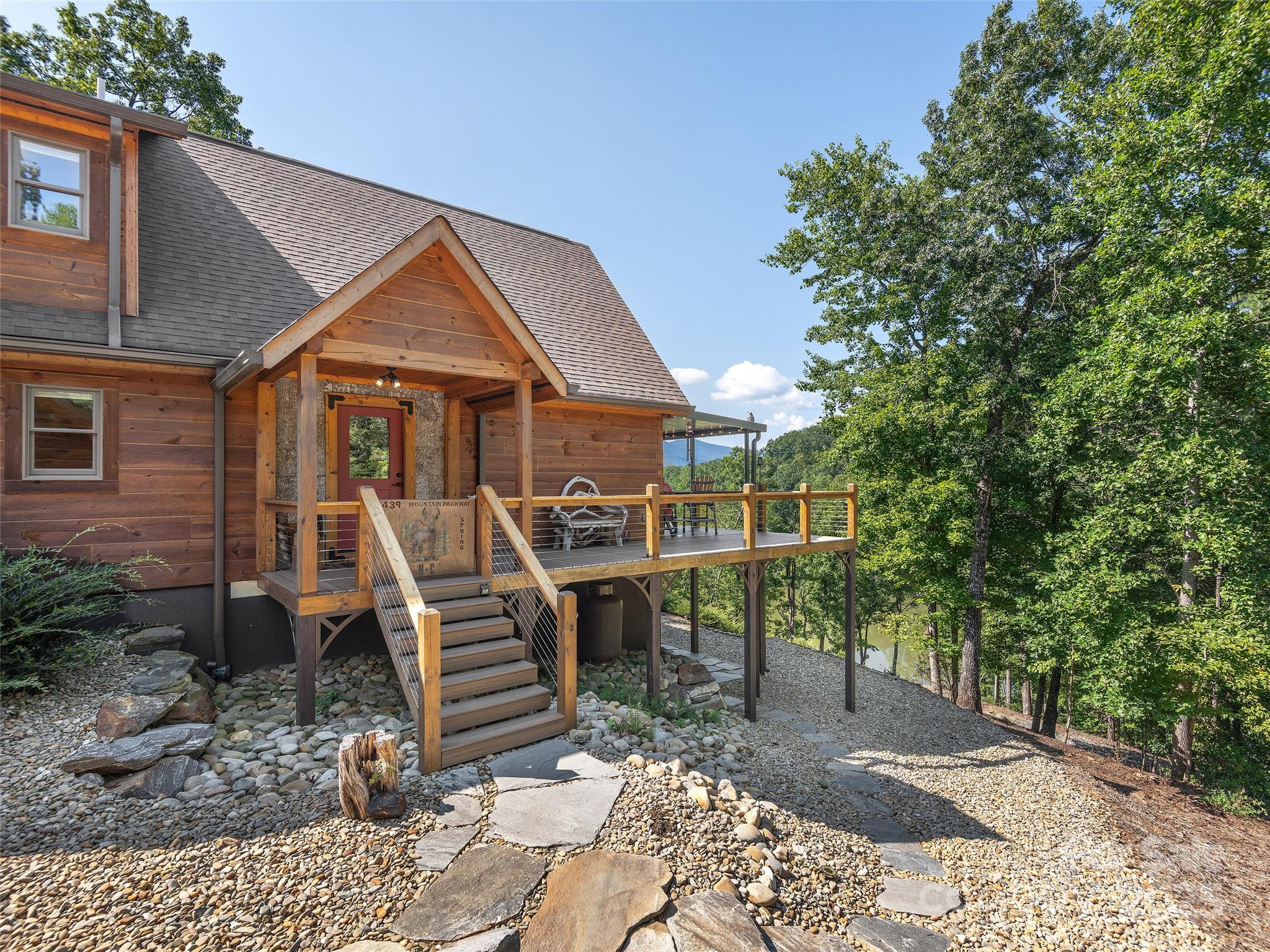 1439 Mountain Parkway