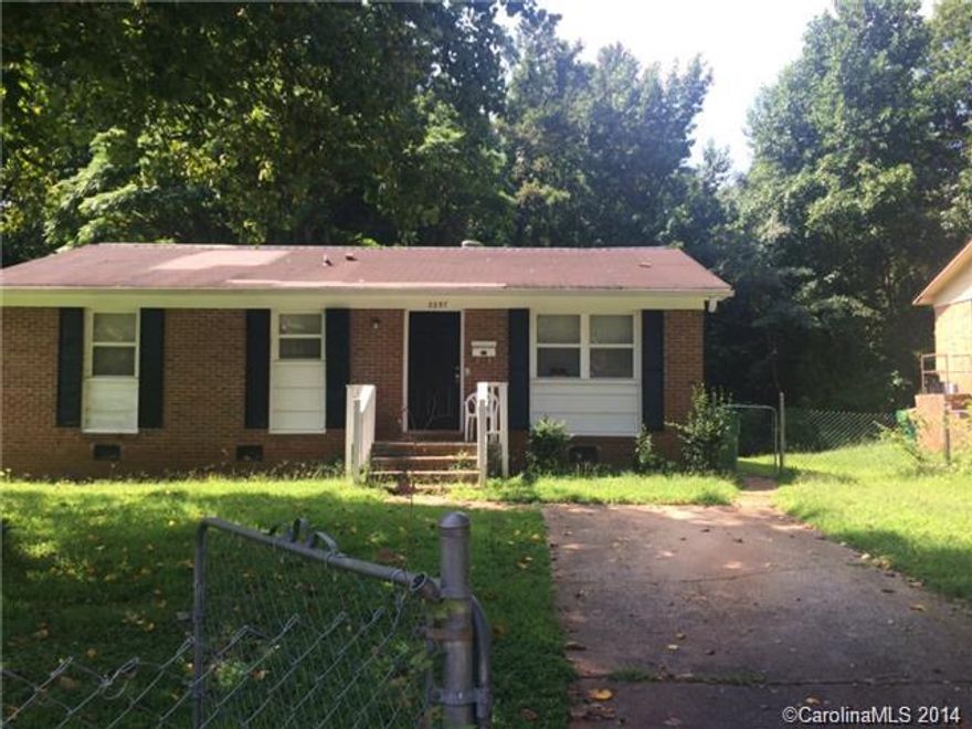 Great investment property, close to shopping and dining. Recently renovated, NEW kitchen cabinets, NEW back splash, NEW interior doors, NEW laminate floors through out.