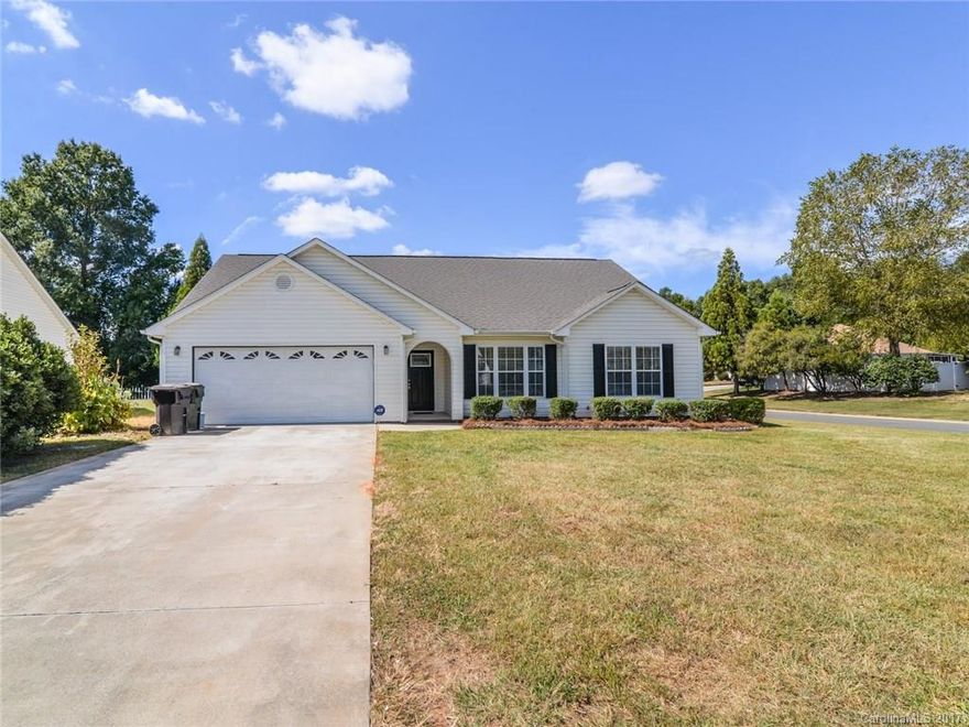 AWESOME Ranch home UPDATED & Ready for YOU!! Vaulted Ceilings as you walk into the Great Room! Chef's Kitchen w/White Cabinets & Texas Wt Granite w/SS Appliances!Designer Lighting & Plumbing fixtures throughout! NEW Flooring! Master Bedroom features Trey Ceiling & HUGE Walk-in Closet! Luxury Master Bath w/Garden Tub & Separate Shower!Granite Vanities in both Baths! Both Guest bedrooms are a great size! Screen Porch off the back of this home! Close to I-77, Restaurants and Shopping! FENCE YARD!