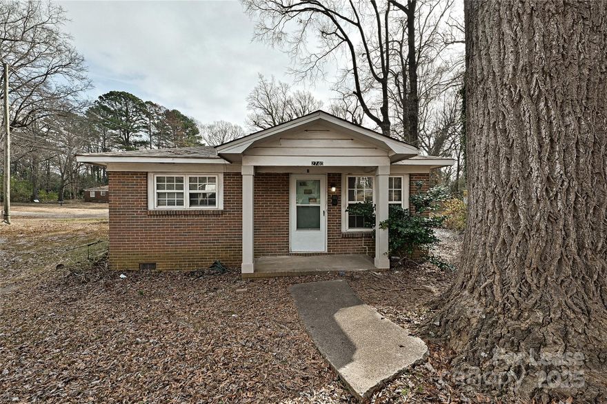 2740-1 Grimes Street, Charlotte, NC 28206

MOVE IN SPECIAL: $150 OFF FOR 3 MONTHS! PAY $1100 FOR THE FIRST 3 MONTHS, THEN RETURN TO A RATE OF $1250 FOR THE REMAINDER OF YOUR LEASE!

Welcome Home! Come take a look at this beautiful move in ready, this lovely, 2Bed, 1 Bath Located just minutes from downtown Charlotte close proximity to local area shopping centers.

This Beautifully Renovated Home Features:

Spacious living room with plenty of natural lighting.
Kitchen included with all Appliances for your comfort.
Enjoy your freshly cooked meals in your very own eat in kitchen.
Freshly painted walls 
Hardwood flooring
washer & Dryer connections 


This Property is mins away from downtown Charlotte. Residing in this property would grant you great access to restaurants and multiple stores, This Property at this Price will not last!! LOCATION!! LOCATION!! LOCATION!!