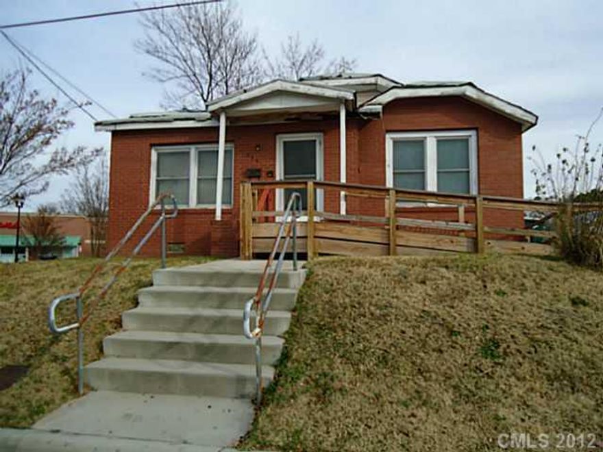 ZONED COMMERCIAL.  "THINKING OF OWNING YOUR OWN BUSINESS, THIS IS A GREAT LOCATION FOR RETAIL BUSINESS.  A MONEY TREE!!   WATCH YOUR PROFIT GROW!!  HIGH TRAFFIC AREA, YOU NAME IT! "  Single family dwelling in need of repairs. Sold -AS-IS, currently occupied.  24 hour notice to view house.  Gas heat, window  A/C units 1bath, 4 bedrooms, kitchen, living room and office.