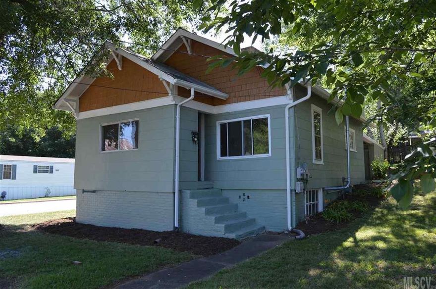 Why rent when you can buy?  Offering a wonderful opportunity for an investor or first time buyer, this adorable Hickory bungalow is in move-in ready condition and is conveniently located near Tate Blvd., I-40, shopping, dining and medical facilities.  This home offers a spacious floor-plan with two bedrooms and a large eat-in kitchen.  Garage and carport area.  This home has a large backyard and side yard perfect for entertainment, play or garden area.  Priced to sell!