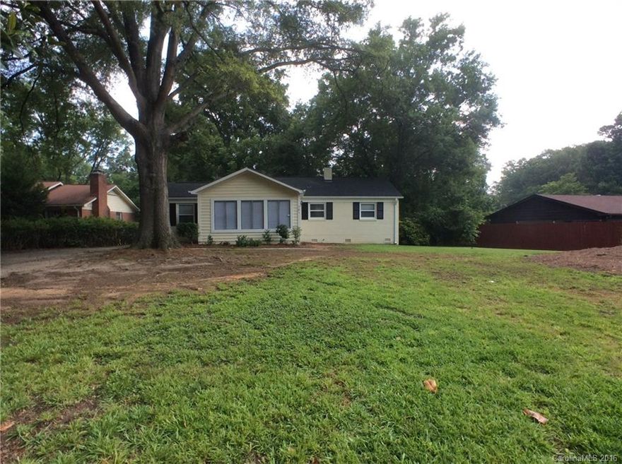 This ranch is located on a large lot with mature trees. Features include wood floors, a living room, a family room, plus a bonus room. Close to schools, parks, shopping, and dining!