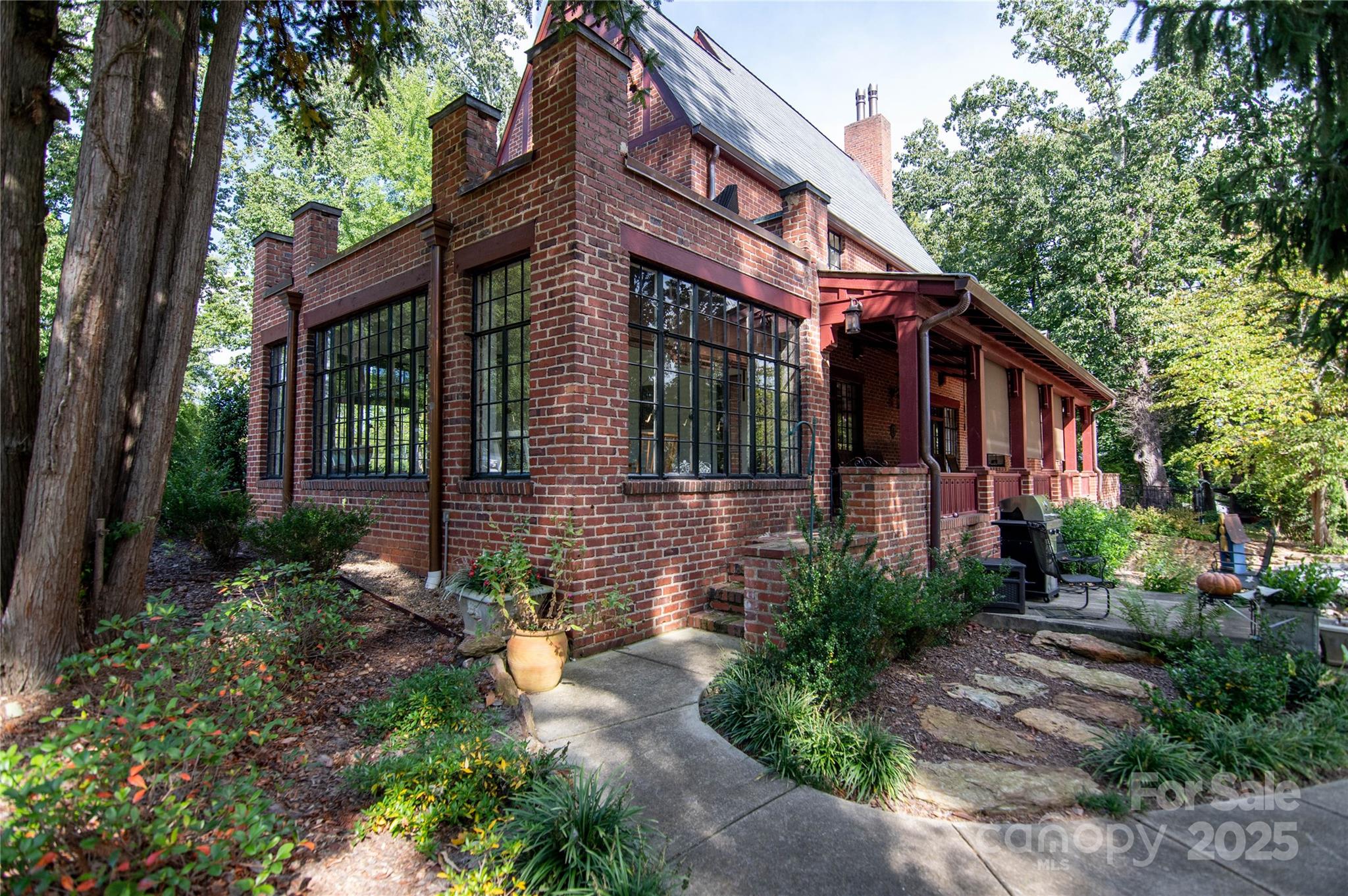 1220 N Piedmont Avenue