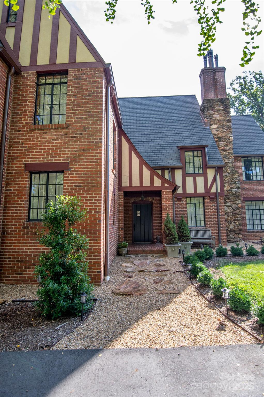 1220 N Piedmont Avenue