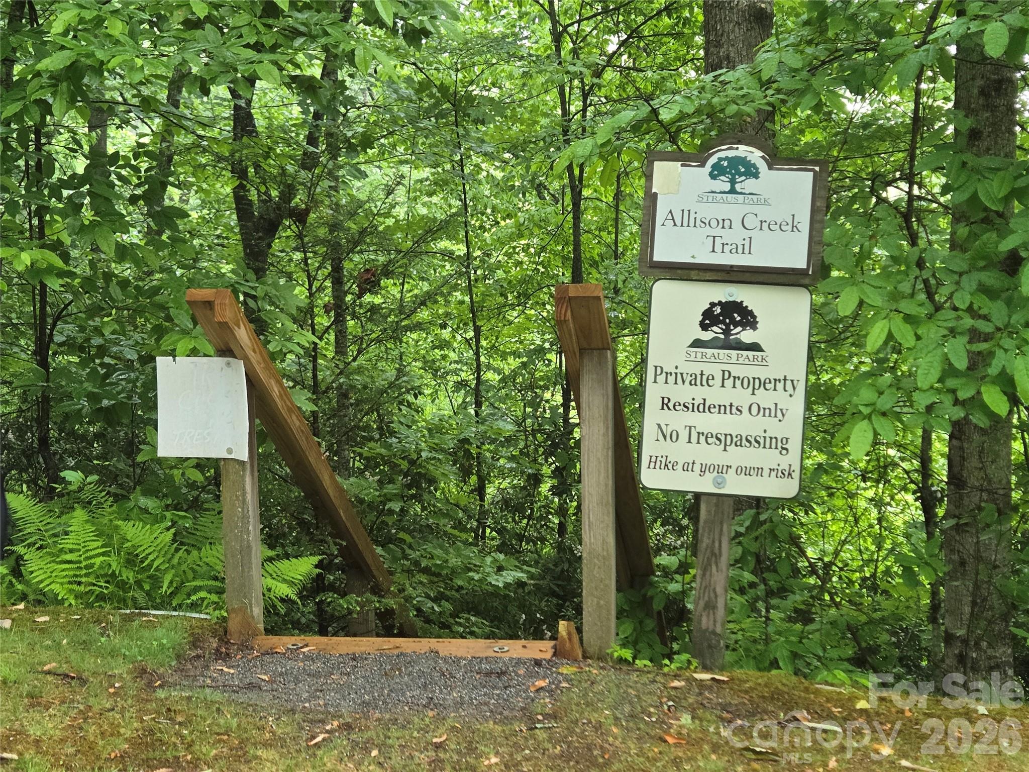 Straus Park - Land