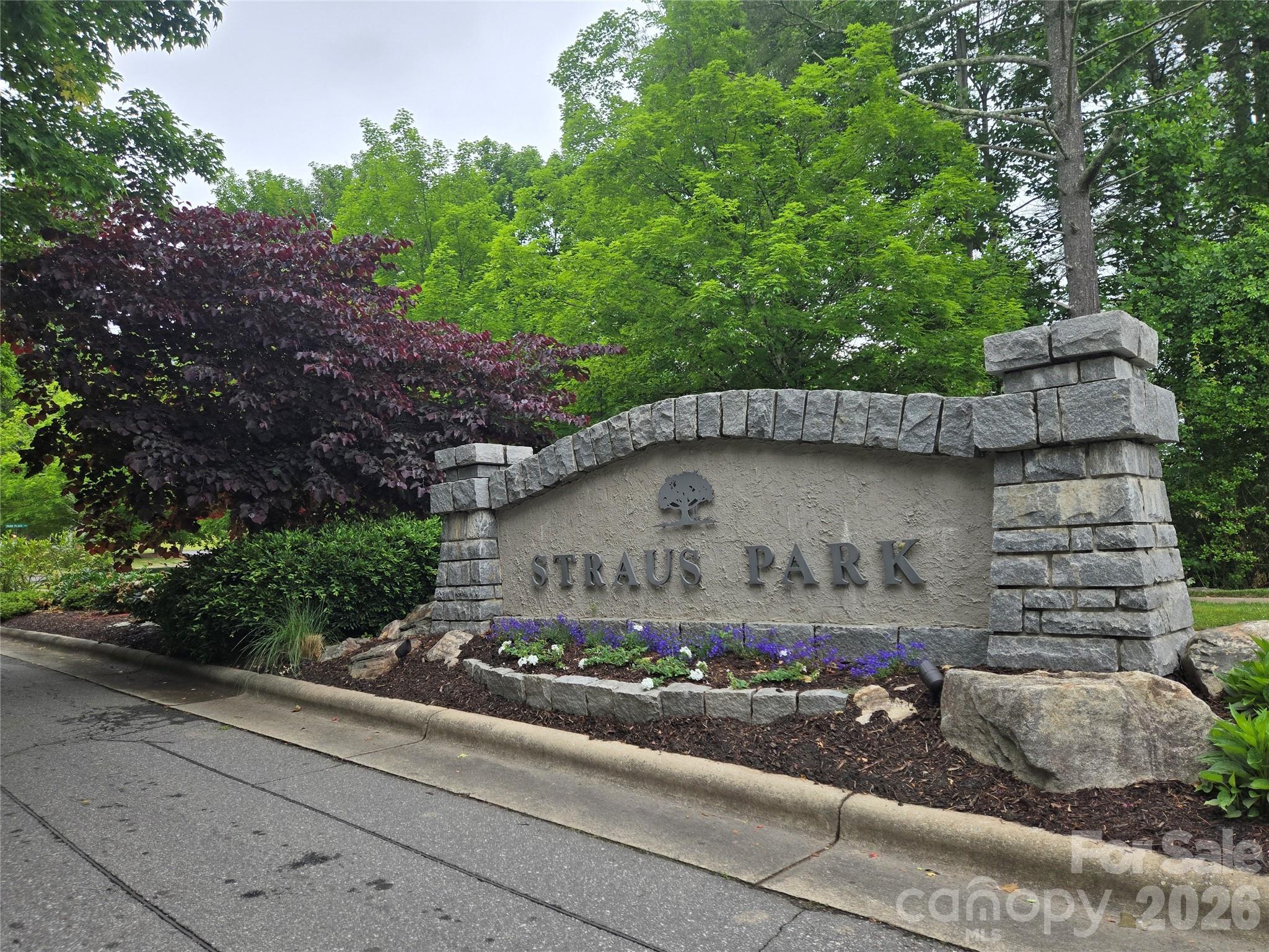 Straus Park - Land