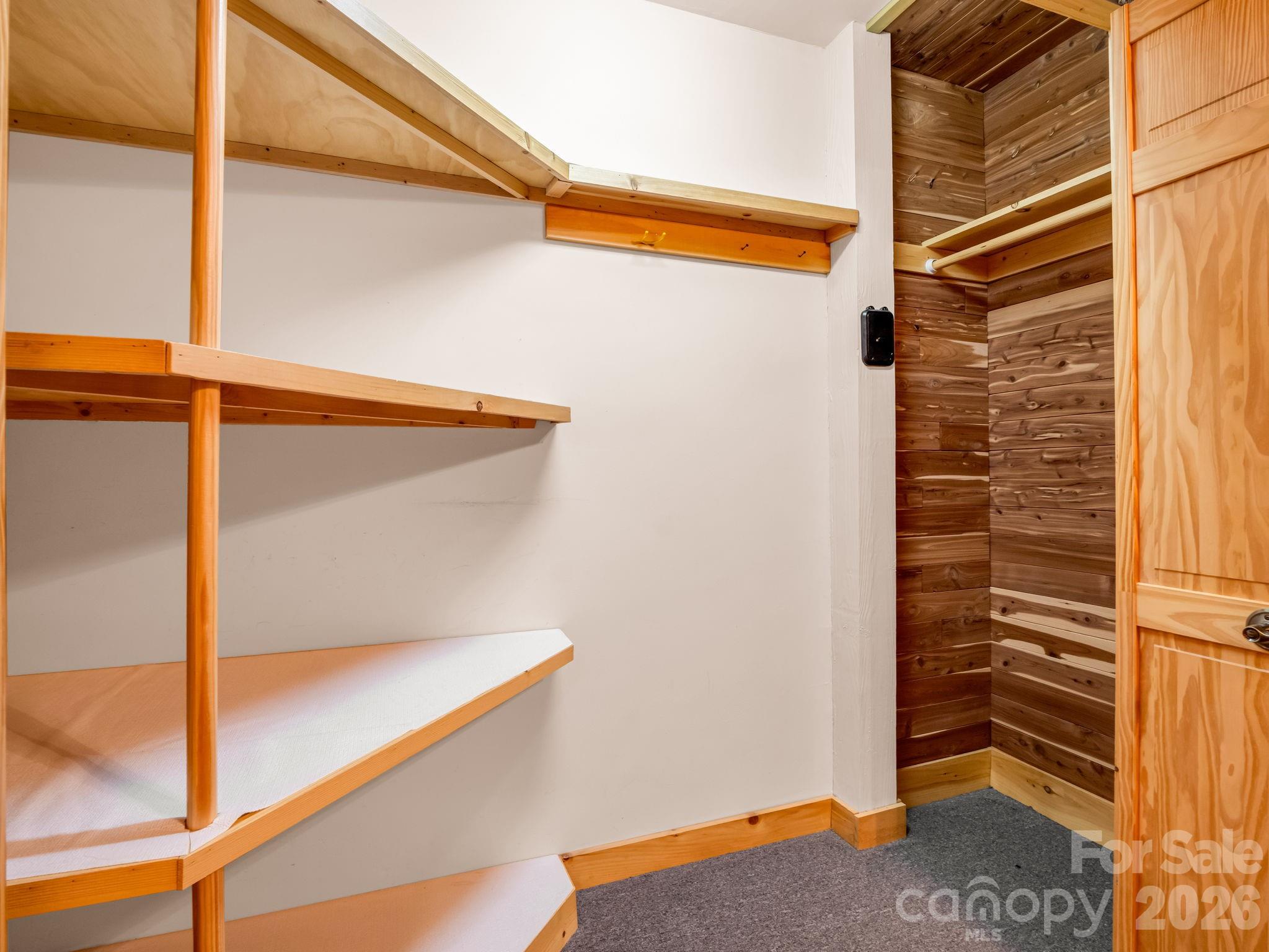 907 Hidden Lake Parkway