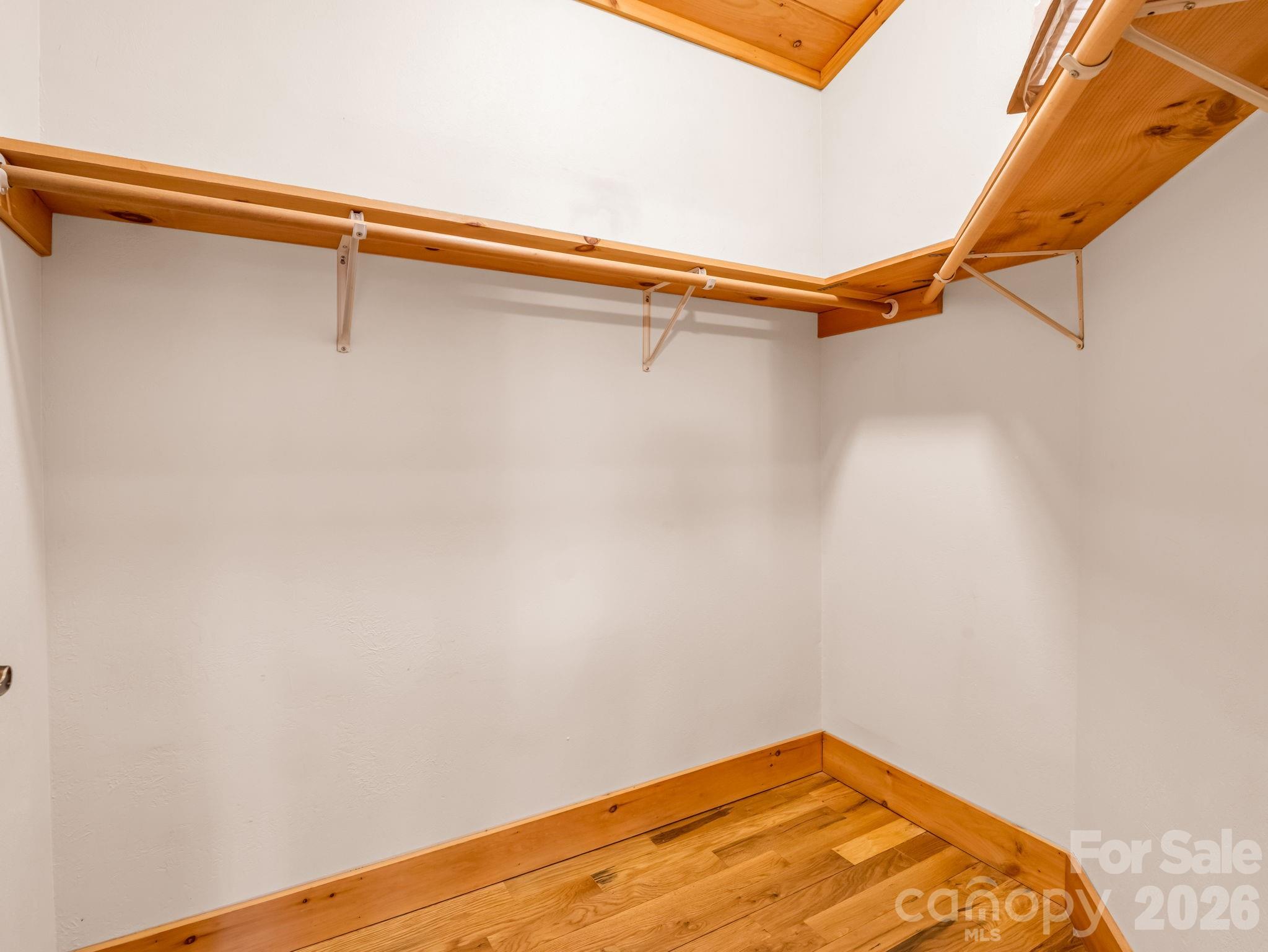 907 Hidden Lake Parkway