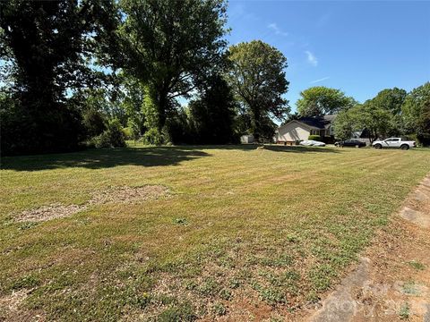 Photo of 6620 Caudell Place, Charlotte, NC 28215 (MLS # 4393194)