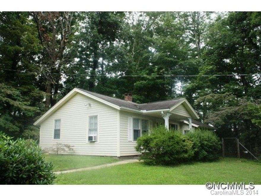 Mountain cottage perfect for a get away made perfect with your special touches. Sits on a knoll with shady trees. Walkable to downtown for shopping, dining, library, and socializing.