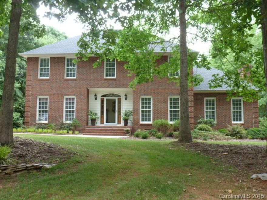 Beautiful 2 story Colonial in Arrowood Estates, gorgeous hardwood floors, cozy GR w/Fpl, fml dining, beautiful kitchen w/stainless appliances, granite countertops, lg MBR w/walk-in closet, MBA w/granite, oversized tub, 4BR’s, spacious screen porch, beautiful lot. So many amenities, A Must See!