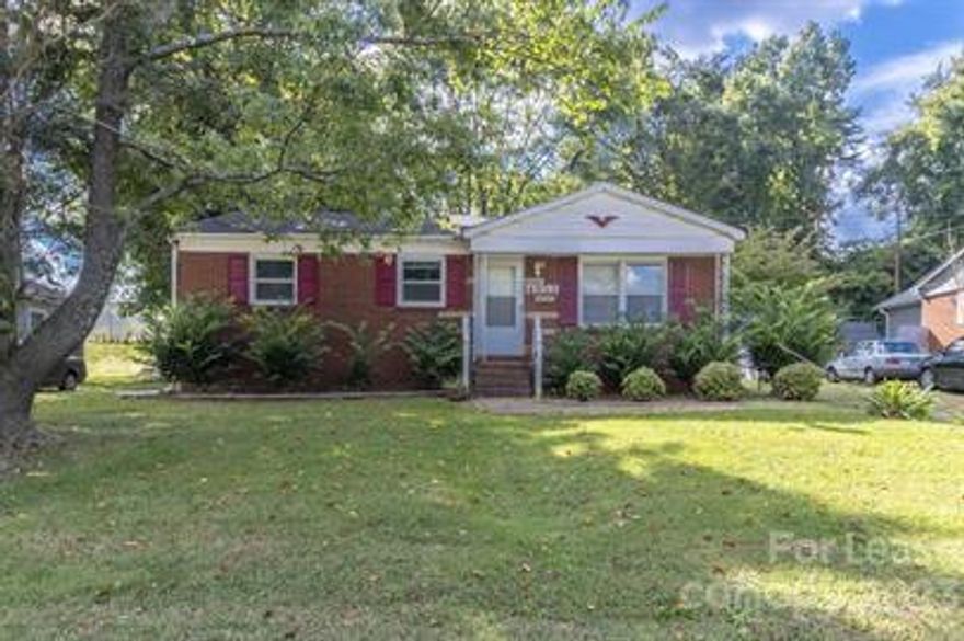 Come take a look at this gorgeous renovated 3 bedroom 1 bath home located just minutes from uptown Charlotte!  

This gorgeous home features the following:
*  Spacious Living room with beautiful hardwood floors 
*  3 nice size bedrooms 
*  Oversized kitchen with stainless steel Fridge and a black stove 
*  W/D Hookups
*  Freshly painted and updated fixtures
*  Central air, Gas heat 
*  Large backyard perfect for entertaining family and friends. 

Do Not Miss Out On This Lovely Home That's Conveniently Close To Uptown, Minutes From The NC Music Factory, 

( SE HABLA ESPANOL Y ACEPTAMOS W7. PARA INFORMACION SOBRE RENTAR, MANEJAR, COMPRAR O VENDER PROPIEDADES LLAMENOS HOY!)