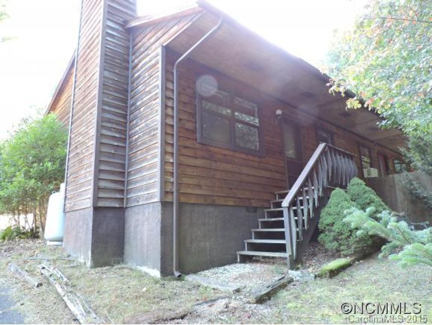 Beautiful Duplex in the mountains! Enjoy the conveniences of living close to town yet still in the country! This home is within walking distance to town, but has wooded privacy and mountain views. This remodeled home has new carpet,new kitchen cabinets,updated bathroom,City water and City sewer! Master suite has a huge 12' closet,and a utility room large enough for extra shelving. Home is low maintenance and would make a great mountain retreat.