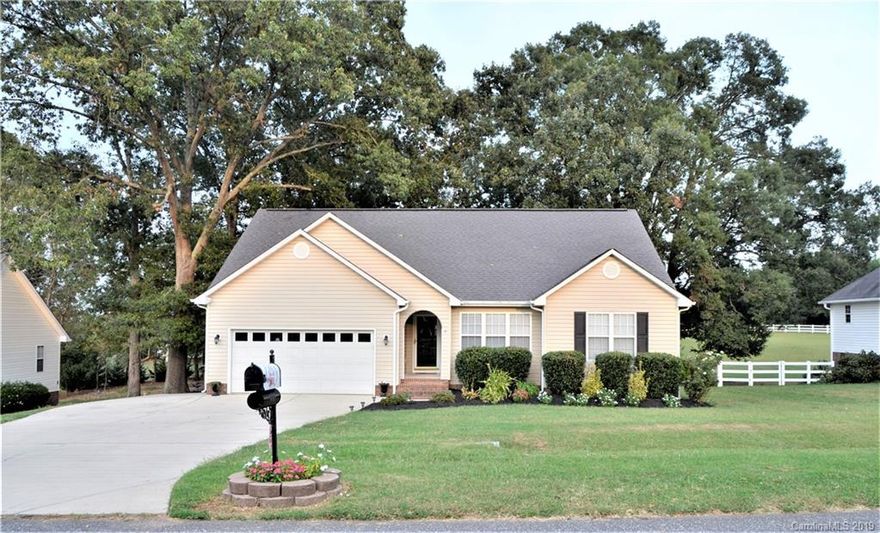 Highly desired floor plan in the coveted Summey Knoll community! Walnut Oak Hardwood floors in the entry hall and kitchen/dining areas, tile in bathrooms and carpet throughout. Soaring vaulted ceilings in main living areas boast this immaculate split room floor plan. Screened in porch with 2 entries to wrap around porch. Must See while it lasts!