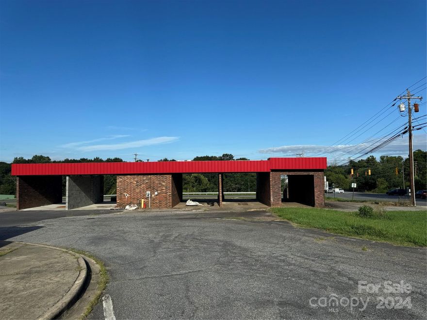 Seize the chance to own this prime property located on the corner of a bustling intersection ensuring maxium visibility and customer flow. Per the last traffic count in 2022, the average daily traffic count on N Green east of Sanford was 11,500, 21,500 on N Green west of Sanford, 12,500 on north Sanford and 10,500 on south Sanford. This property is zoned HID with RD-O overlay offering a vast array of possibilities. City power, water, and sewer available. Gas is also available at this location.