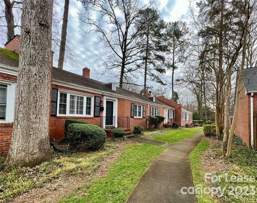 Ready to live in the heart of MYERS PARK in This spectacular one-level END UNIT condo is move-in ready! Rarely do corner unit become available. Easy access to Freedom Park, Sugar Creek Greenway; close to all Myers Park conveniences, Selwyn & Park Road Shopping amenities, hospitals, Queens University & more! 5 minutes to uptown Charlotte.