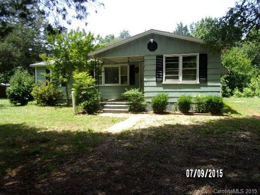 Ranch style home on double lot – detached garage/workshop. Fantastic location close to schools and shopping. Just minutes from I-77.  Due to condition on home – cash buyers only.