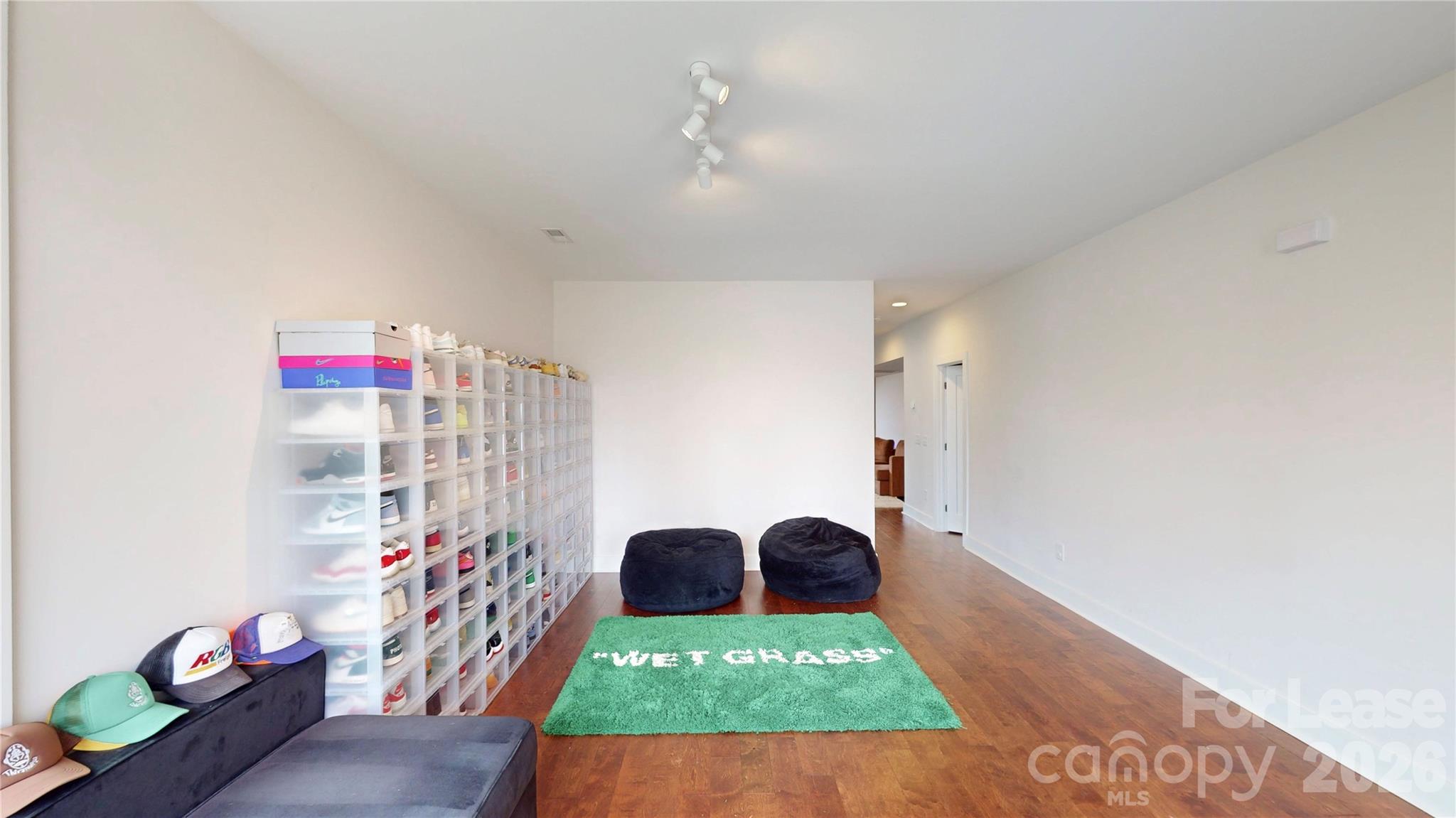 1220 Lomax Avenue