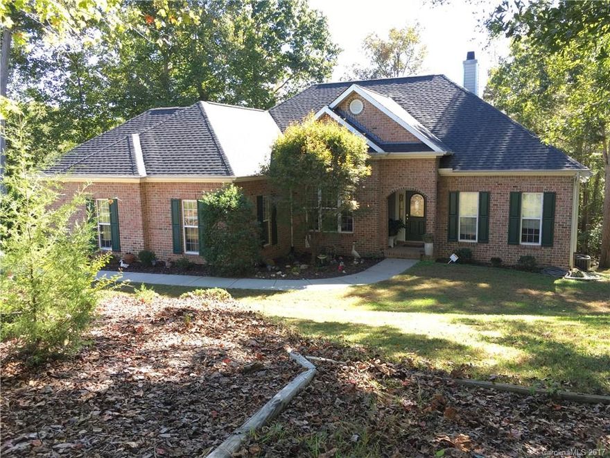 Great ranch split floor plan home on 1 acre in Clover School district, 3 bedroom, 2.5 baths, Beautiful hardwood floors in Great room, dining room, kitchen and master suite.  Master bath has double sinks, separate shower and garden tub. Oversized two car garage and ample storage under crawl space,