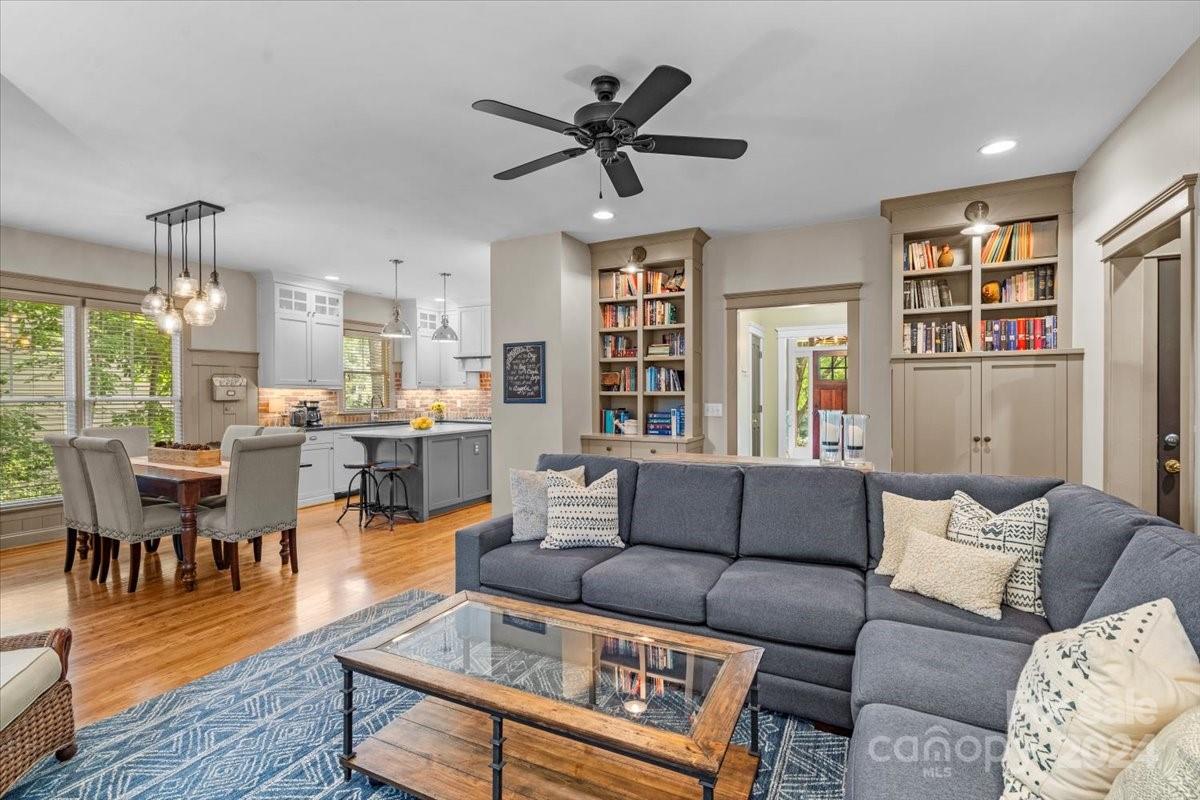 The Oaks On Providence - Residential