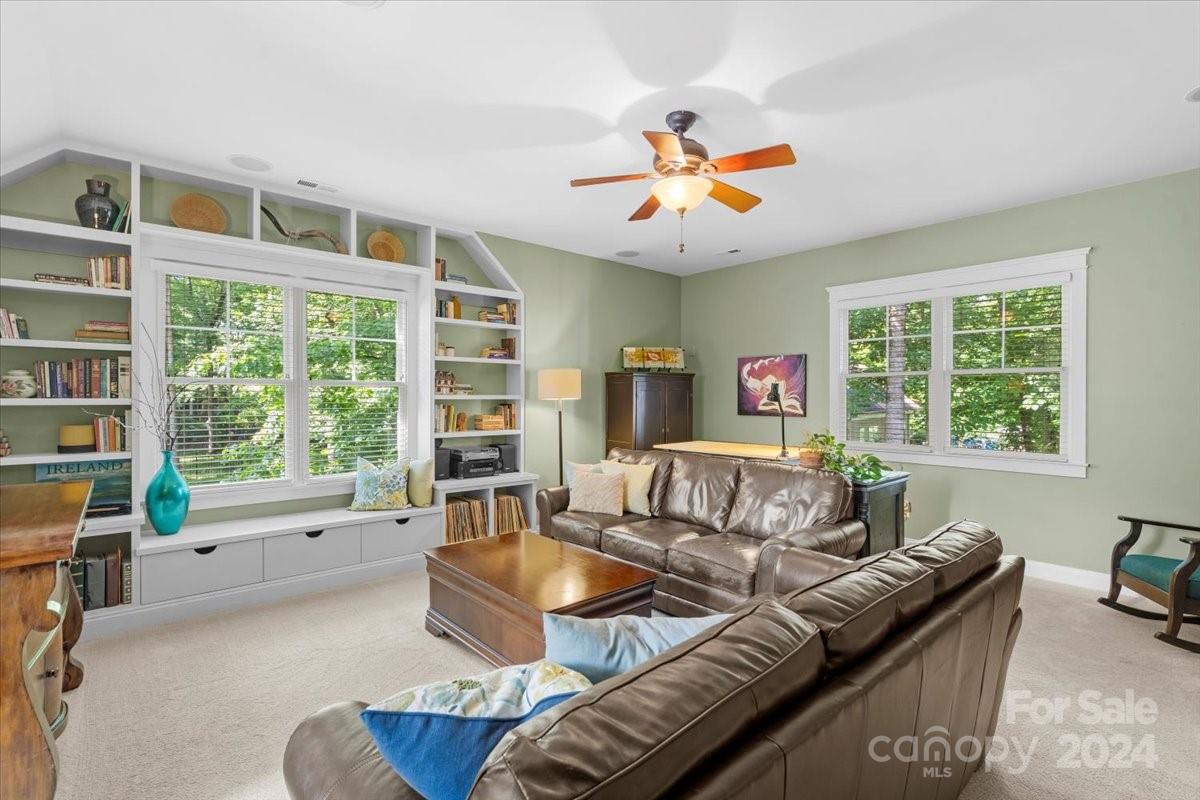 The Oaks On Providence - Residential