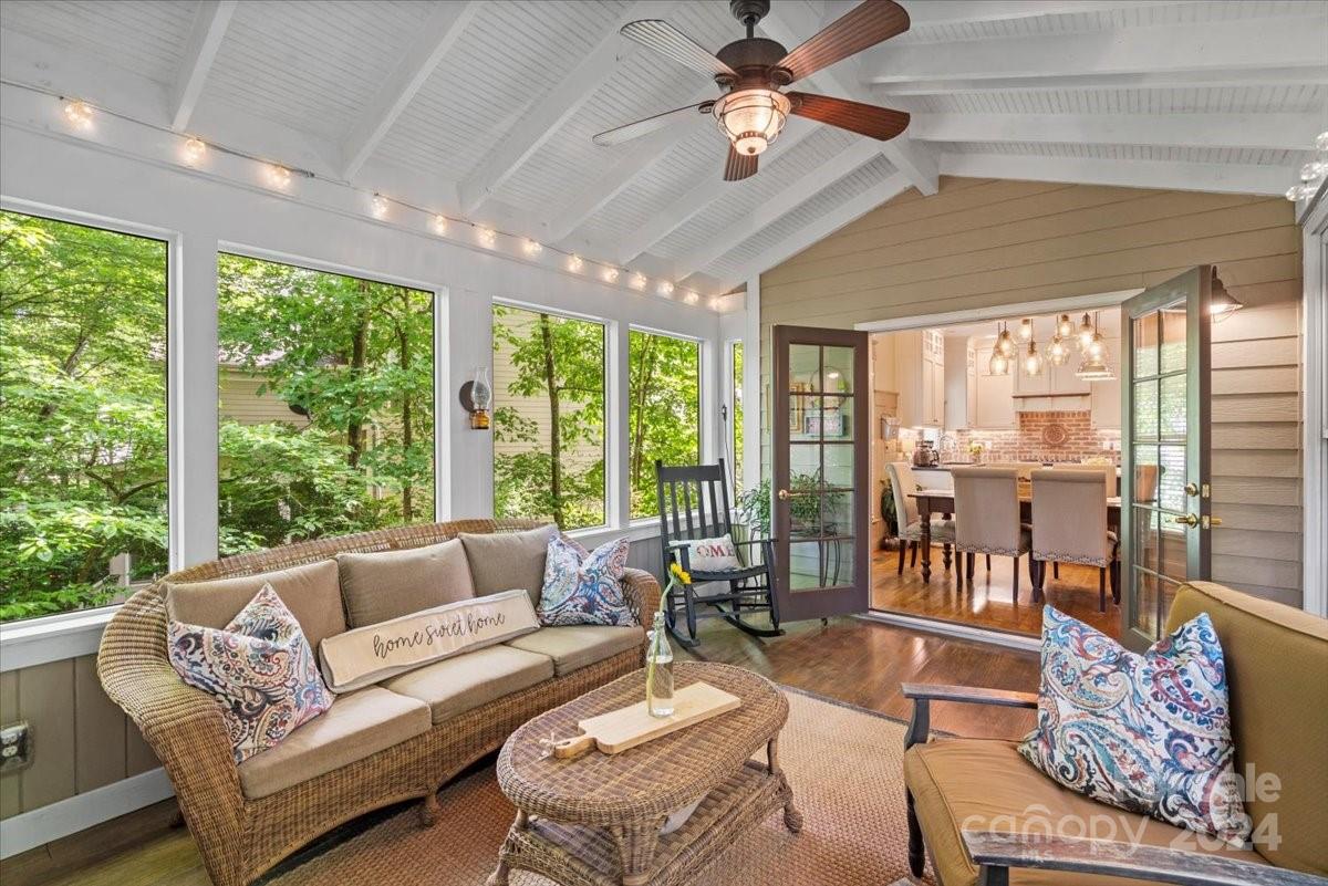 The Oaks On Providence - Residential