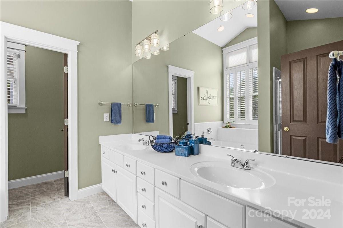 The Oaks On Providence - Residential