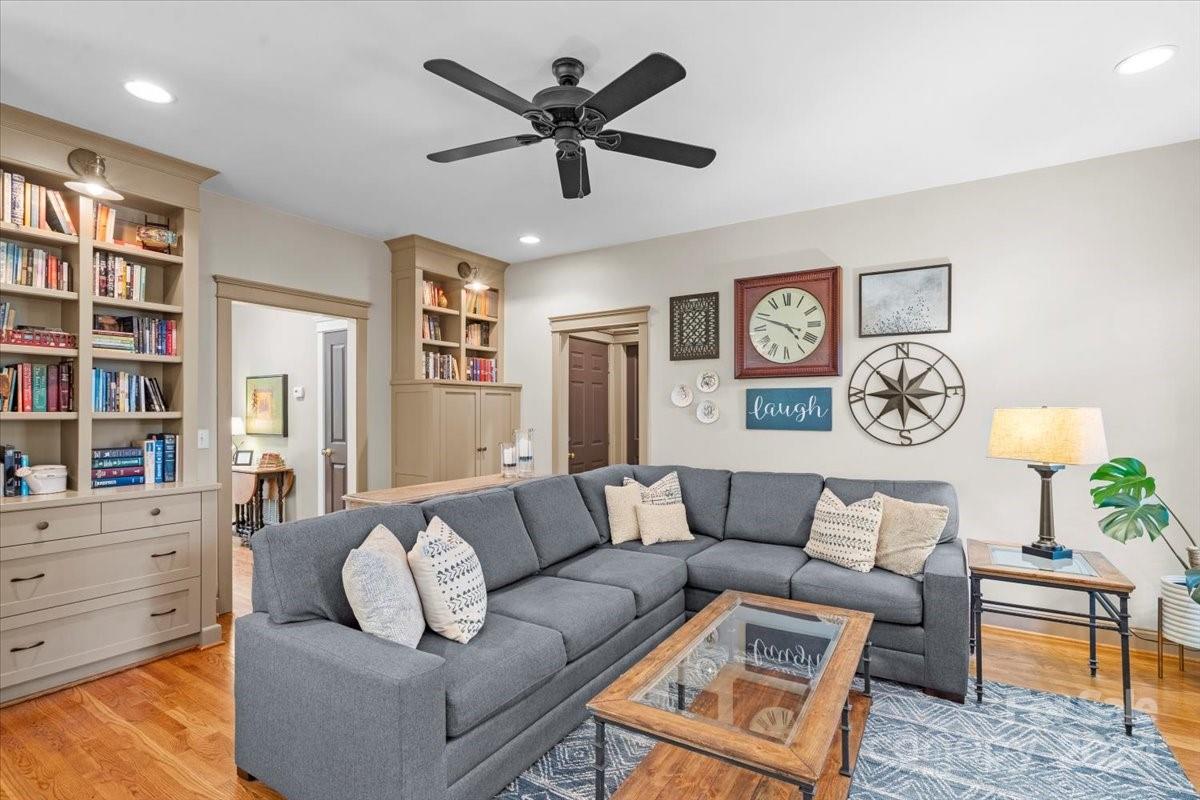 The Oaks On Providence - Residential