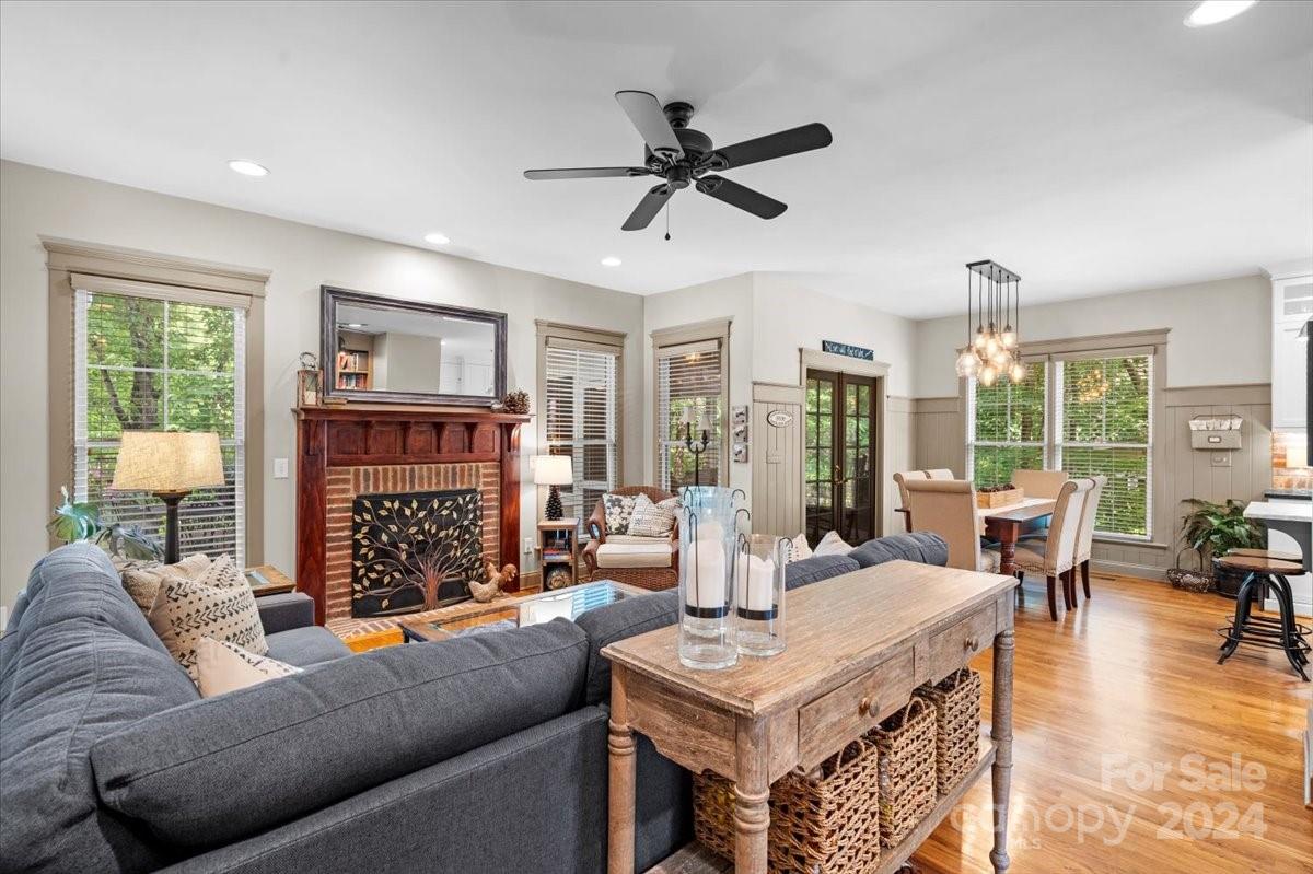 The Oaks On Providence - Residential