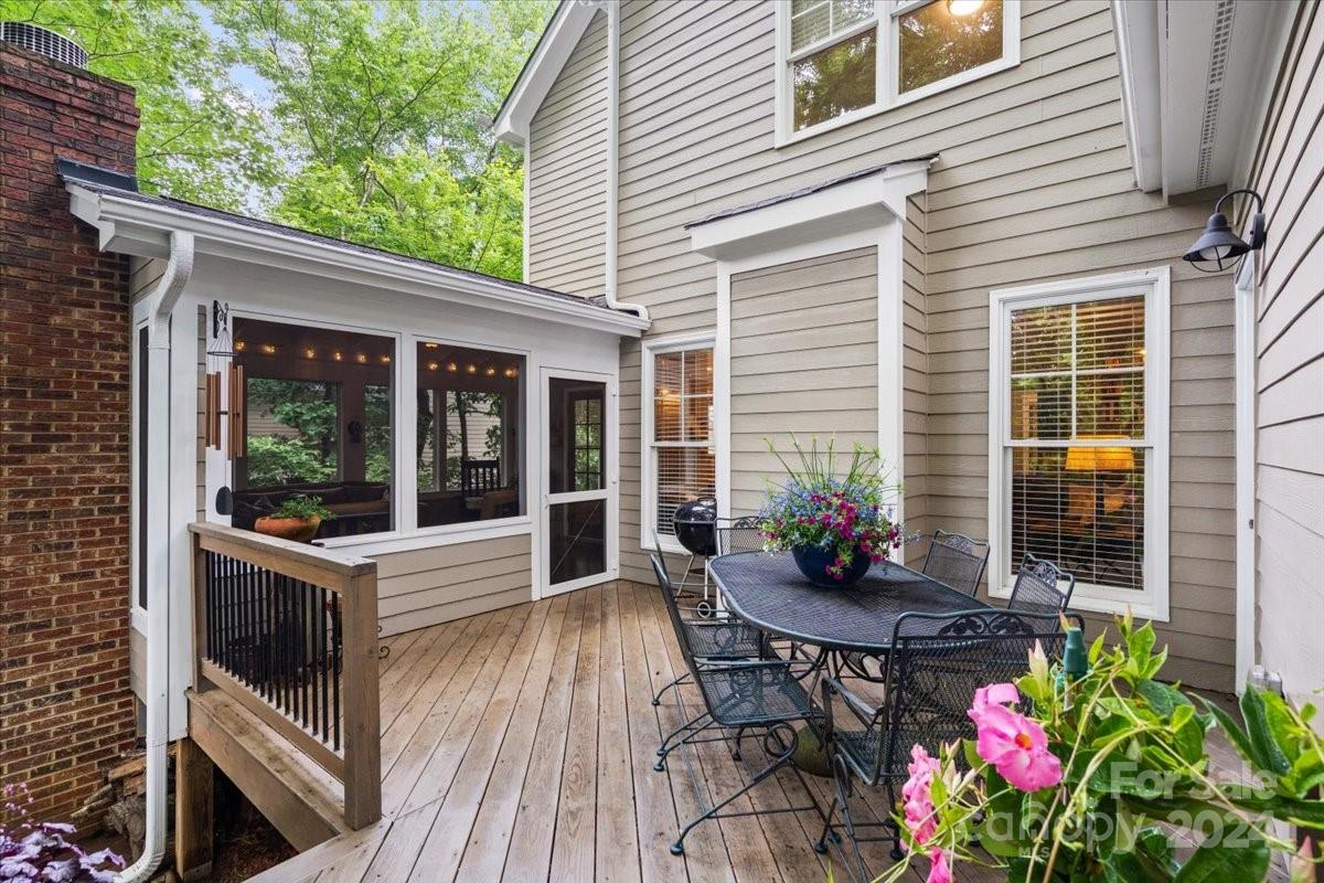 The Oaks On Providence - Residential