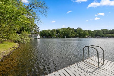 Single Family Residence in Landrum SC 2484 Lakeshore Drive 30.jpg