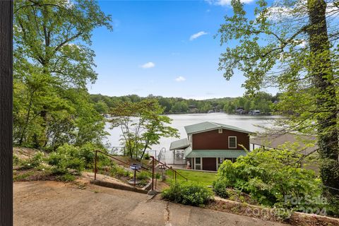 Single Family Residence in Landrum SC 2484 Lakeshore Drive 27.jpg