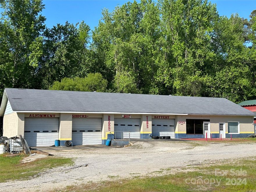 Formally T&S Tire, located minutes from business district of Cheraw SC, on Highway 9. Easy access and high visibility, this is a landmark location for auto service. 4 large bays featuring 3 operational lifts for automobile repair, alignment lift/bay and tire service.  3200 sq/ft auto shop area with waiting room and bathroom.  This building alson has a large 1200sq/ft flex space w/ bathroom, heat/air attached to the shop, great for rental, additional office or retail. 
This location and shop is perfect for any classic car enthusiastic, collector and car dealer.
List of equipment to follow.