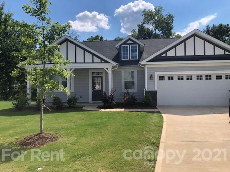 Recently built home in 2019. Beautiful kitchen with a huge island thats open to the family room with gas log fireplace.. Master suite on first floor with 2 large walk in closets and en suite bath with separate tub/shower. Drop zone coming from the garage. 2 extra guest suites on first floor with a shared full bath. large loft upstairs with a 4th bedroom and full bathroom. fully fenced backyard.
Available for immediate move in.