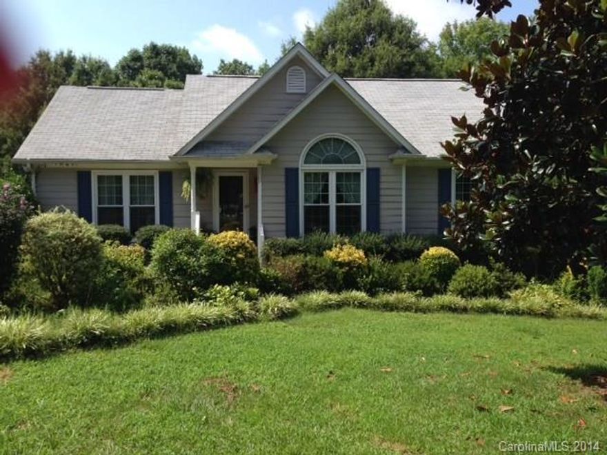 CHARMING RANCH ON 1.3 AC ON CHARLOTTE SIDE OF UNION CO! PRIVATE REAR YARD W/FENCED IN-GROUND POOL W/DECK. SPLIT BDRM PLAN. BEAUTIFUL LAMINATE FLOORS, PALADIUM WINDOWS, CERAMIC TILE KITCHEN & BATHS. NEW DBL HUNG WINDOWS, HEATING & AIR & ROF. BEAUTIFUL POOL, TILE WORK. DECK, STORAGE BLDG - LOTS OF PLANTS & FLOWERS. FENCED GARDEN AREA.