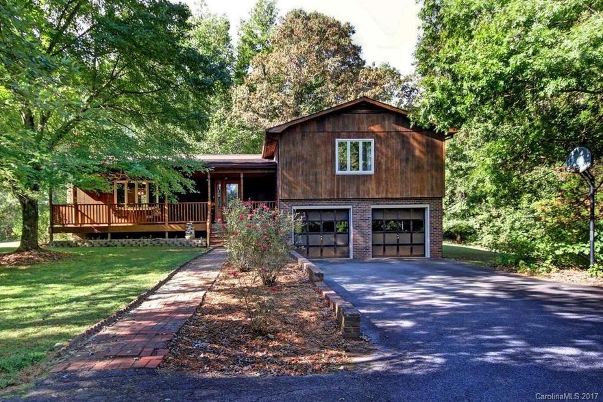 RUSTIC  SPLIT LEVEL HOME WITH OVER 5 ACRES OF WOODED AND CLEARED LAND NEAR SOUTH IREDELL HIGH SCHOOL. 3 BEDROOM 2 BATH HOME IS SITUATED IN THE MIDDLE OF THE PROPERTY WITH LOTS OF PRIVACY. ROOM TO GARDEN AND SPREAD OUT.
THIS HOME IS WELL MAINTAINED - MOVE IN READY.HAS LOW UTILITY COSTS.AND EASY ACCESS TO I40/177