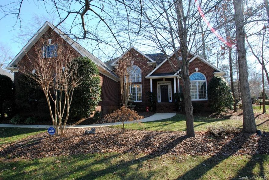 Updated brick ranch situated on level lot in sought after golf course comm of Shannamara. Great open plan. GR w/vaulted ceiling & gas fp. Tons of hwd flooring. Updated kit w/granite, tile backsplash & stainless appli. DR w/heavy moldings. Spacious MBR w/ glamor BA & walk in closet. Large laundry rm w/added storage Scned porch overlooking private fncd yd. Comm. amenities,pool, tennis & club house w/fitness area Special Financing Incentives available on the property from SIRVA's preferred lender
