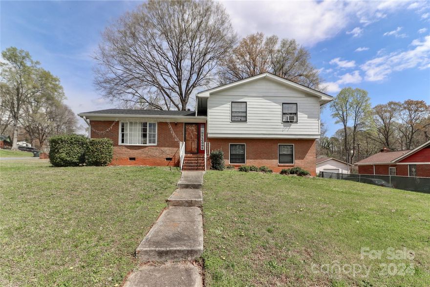 Make sure you seize the chance to acquire this "Fixer-upper" residence. With its classic split-level layout boasting 4 bedrooms, 2 1/2 baths, a lower-level family room featuring a wood-burning fireplace, and a convenient laundry room, this home is primed for your personal stamp. Additionally, it presents a fantastic investment opportunity.
Home sold "as is".