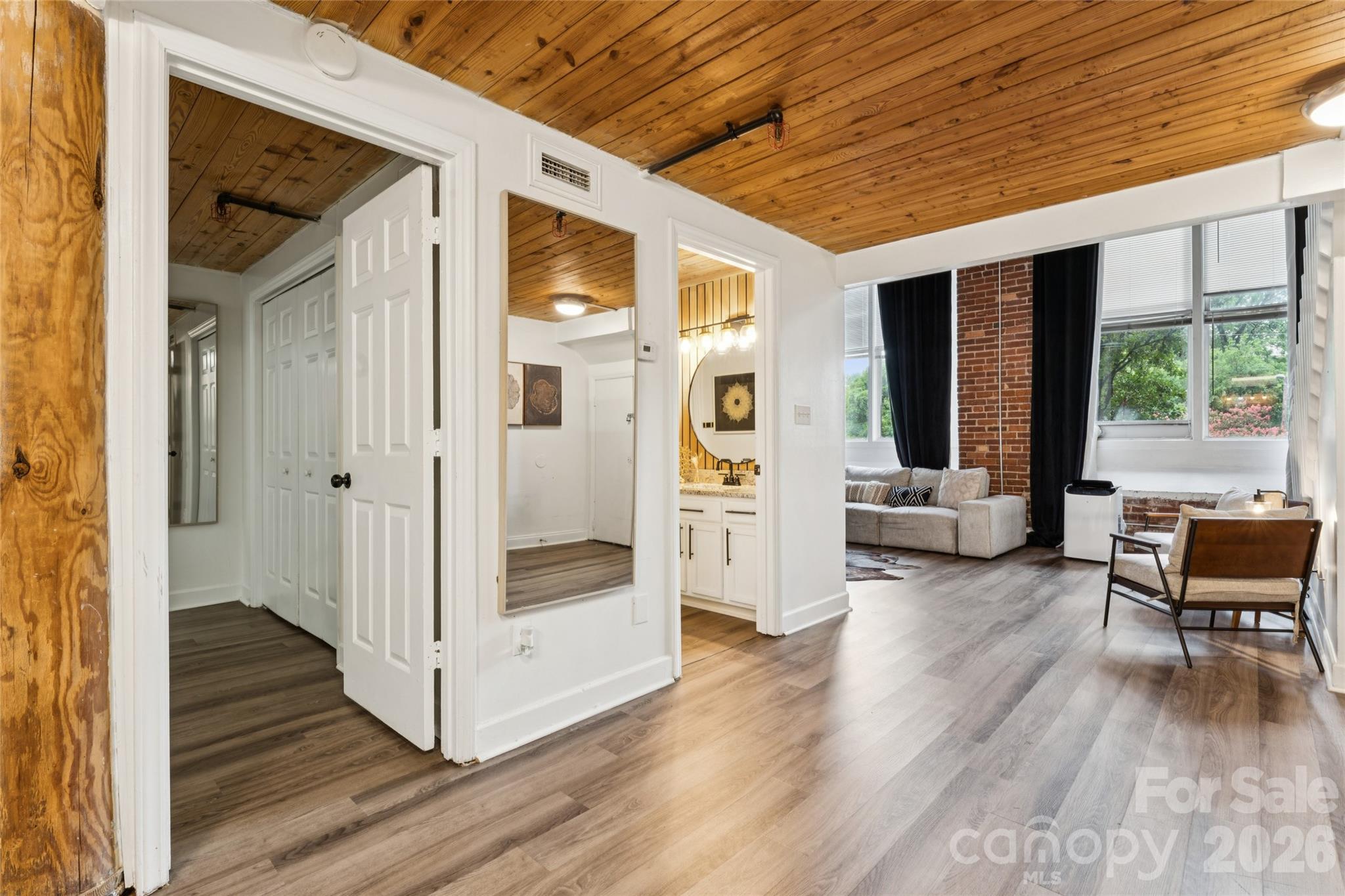 201 S Hoskins Road 111